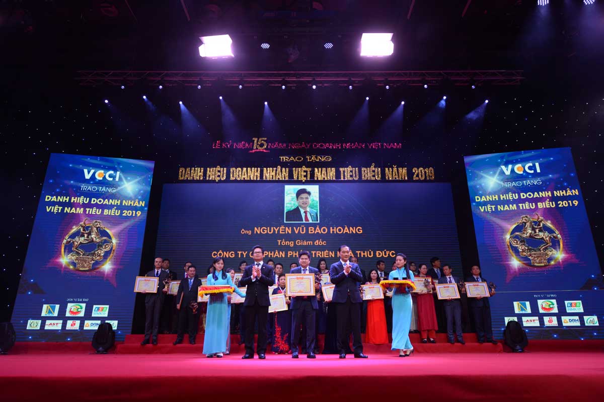 Ông Nguyễn Vũ Bảo Hoàng nhận danh hiệu Doanh nhân tiêu biểu - Công ty Cổ phần Phát triển Nhà Thủ Đức